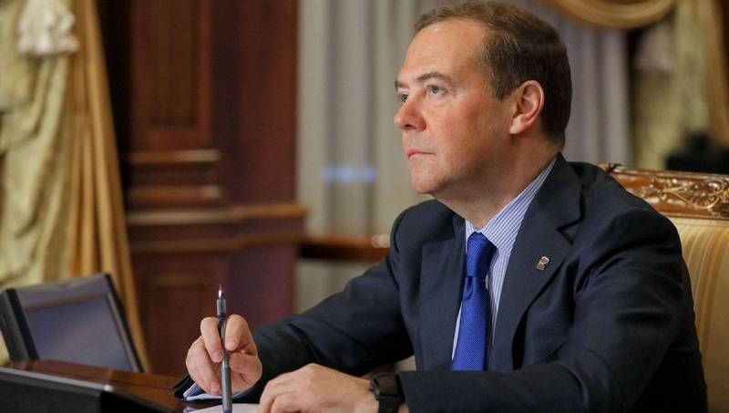 Дмитрий Медведев поручил разработать новые законопроекты после приема граждан