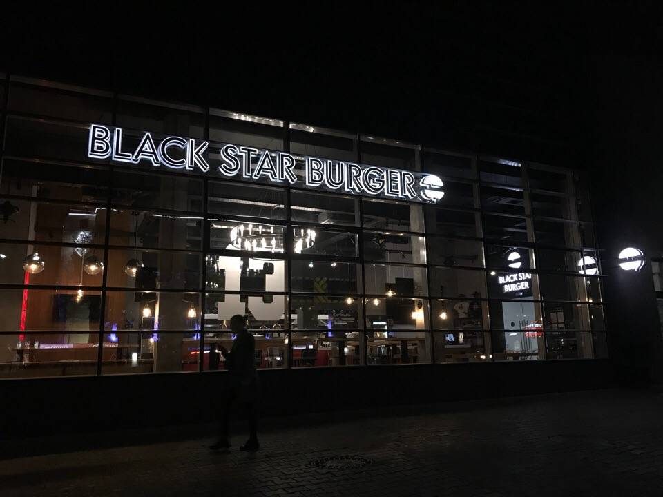 Неизвестный демонтировал указатель у бургерной Тимати Black Star Burger в Перми