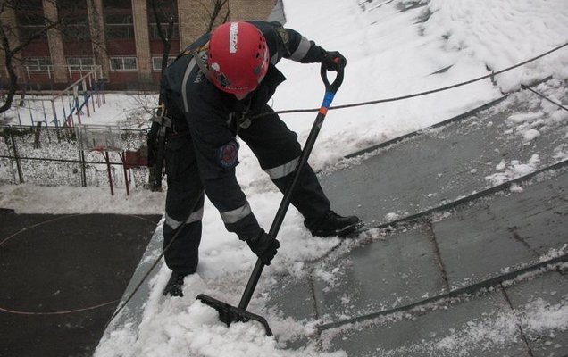 В Перми проводят масштабную проверку крыш зданий на наличие сосулек