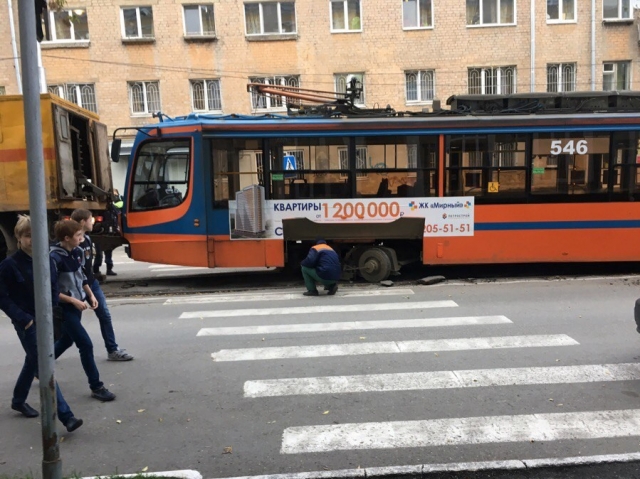 На ул.Петропавловской в Перми трамвай сошел с рельсов