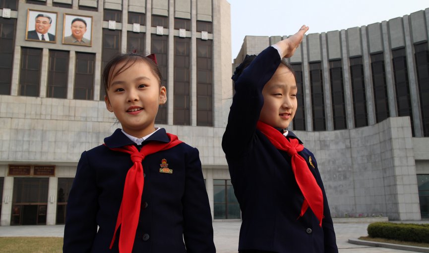 «В лучах солнца» Виталия Манского: правдивый фильм о Северной Корее или «декоративная» жизнь отдельно взятого ребенка