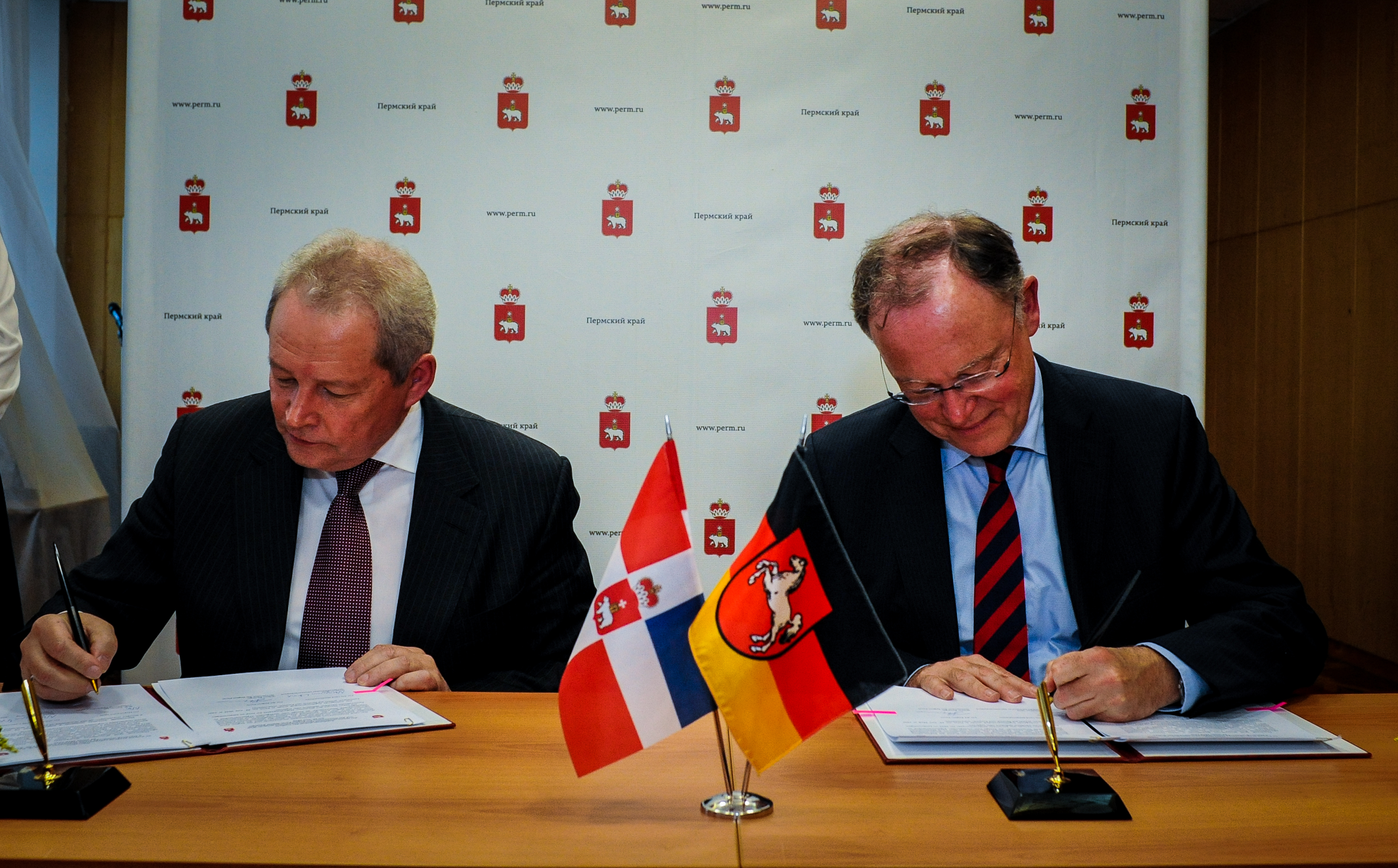 Виктор Басаргин и Премьер-министр земли Нижняя Саксония Штефан Вайль подписали план совместных мероприятий