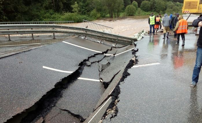 На трассе Екатеринбург-Пермь обрушился мост: движение транспорта перекрыто