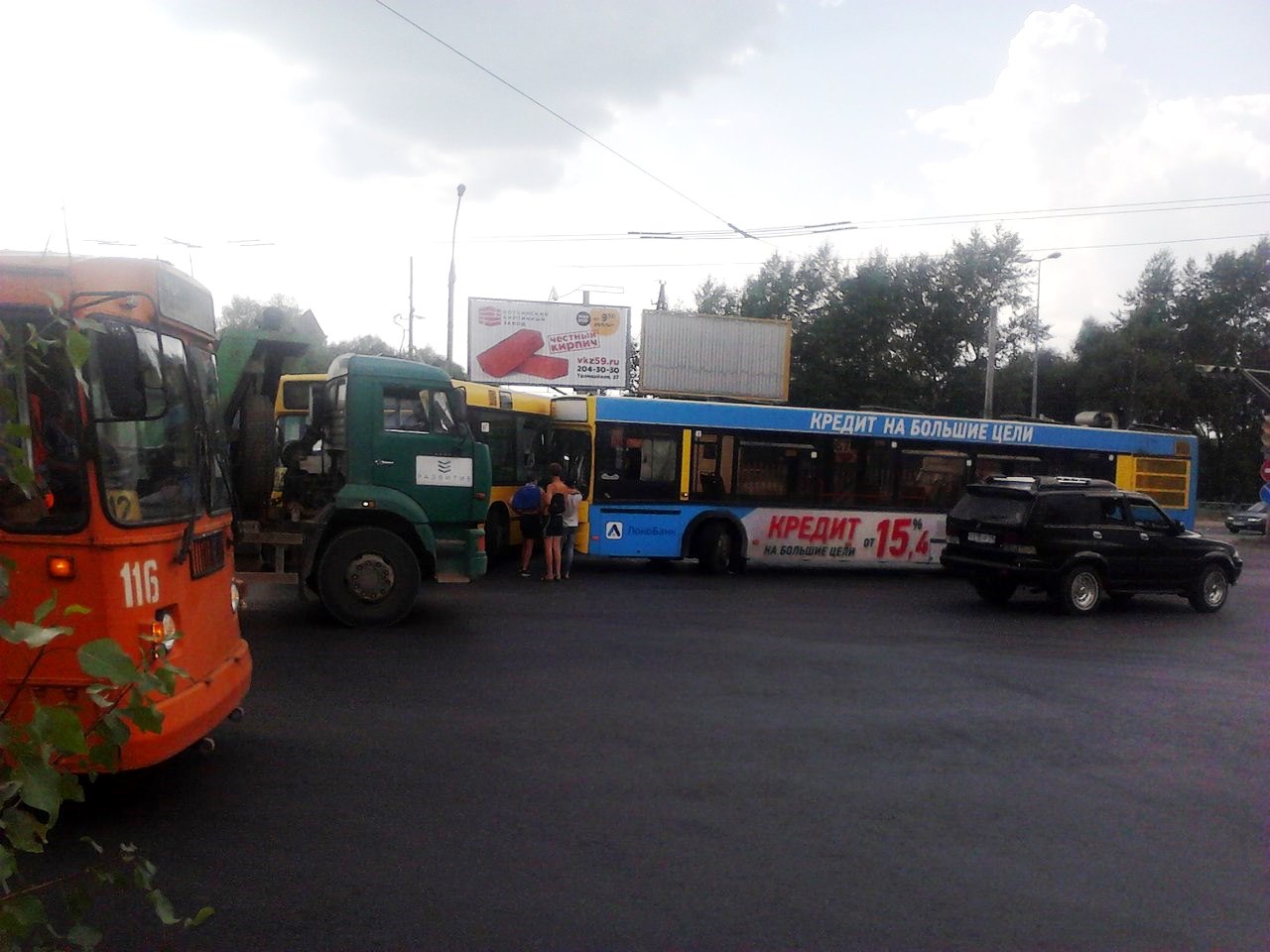 В Перми на остановке столкнулись два пассажирских автобуса