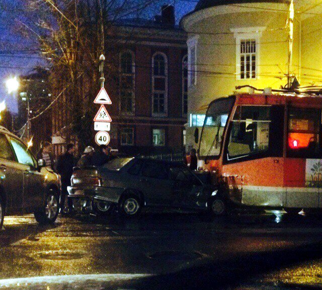 На перекрестке Ленина - Газеты Звезда автомобиль столкнулся с трамваем