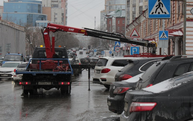 В Перми будут эвакуировать машины, которые долго стоят на парковках возле дорог