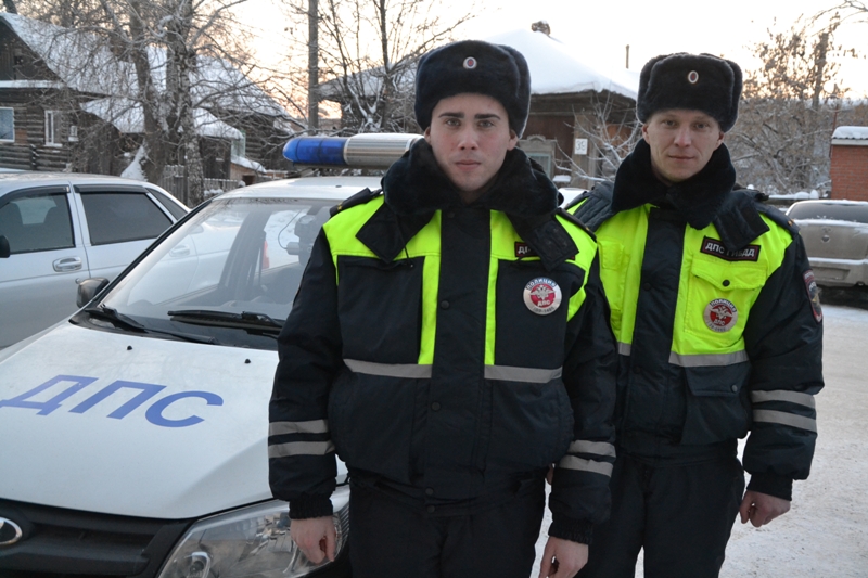В Прикамье полицейские спасли женщину и ребенка, замерзающих в машине