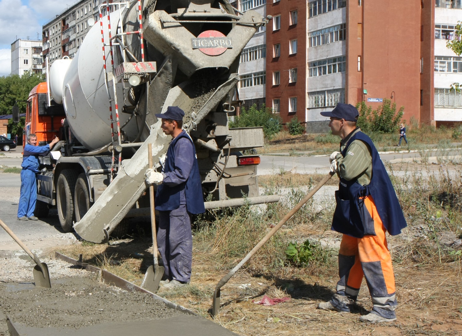 На ремонт тротуаров и пешеходных дорожек в Дзержинском районе выделено почти 2 млн рублей