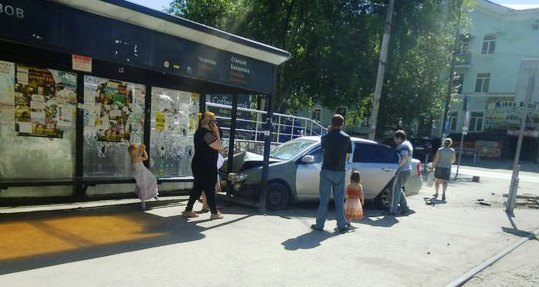 В Перми автомобиль «Лифан» врезался в трамвайную остановку