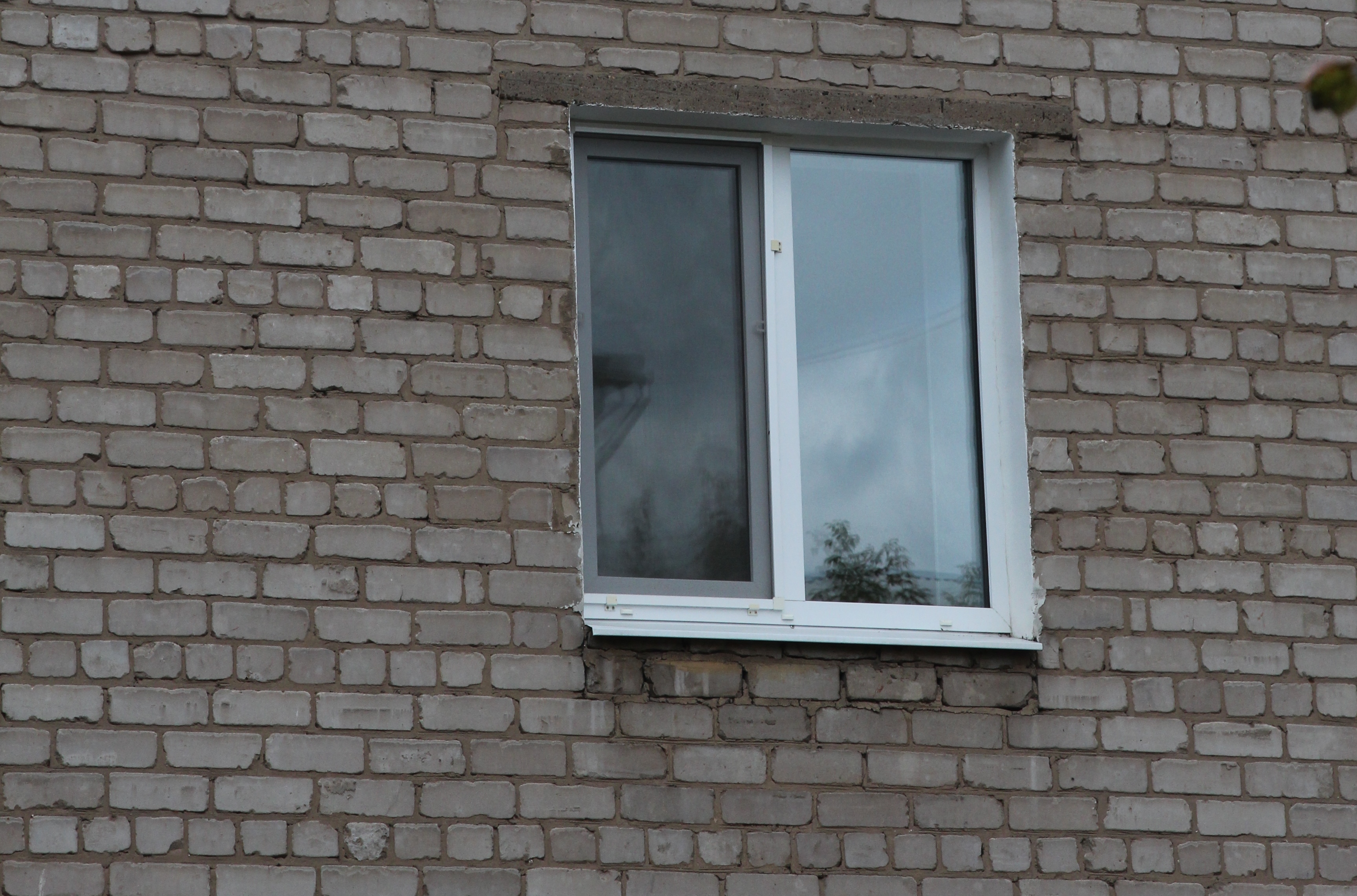 В Перми девушка выпала с четвертого этажа жилого дома