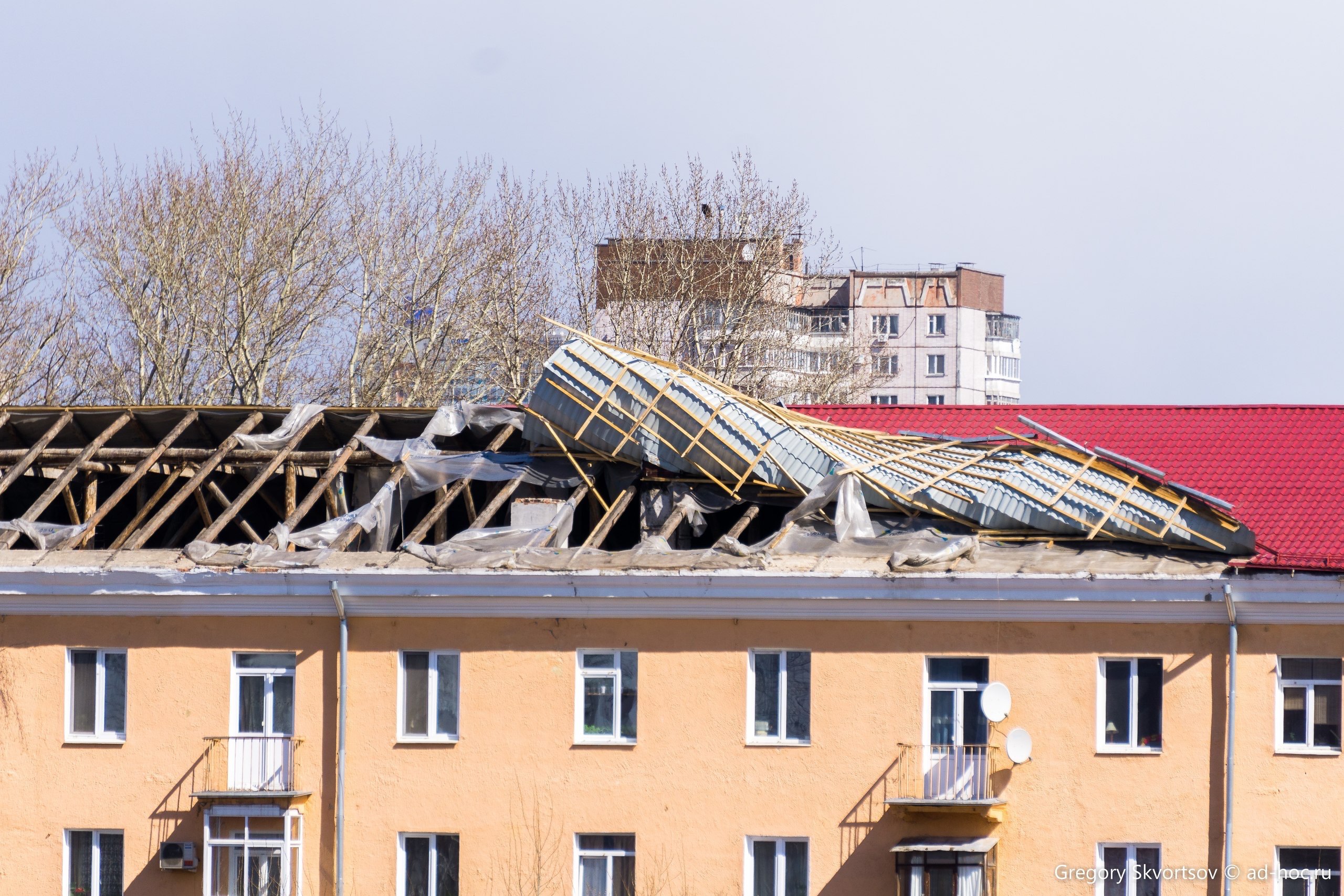 Сильный ветер сорвал крышу пятиэтажки в центре Перми