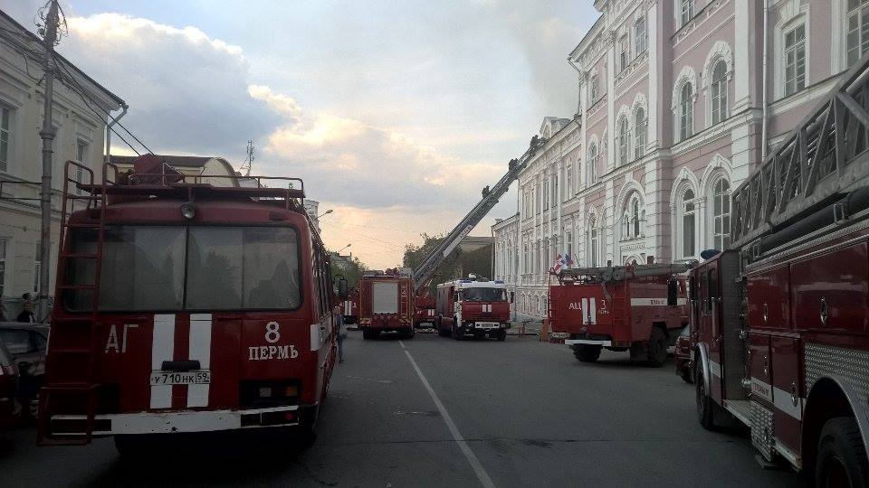 В Перми горит здание Академии культуры. Людей эвакуировали