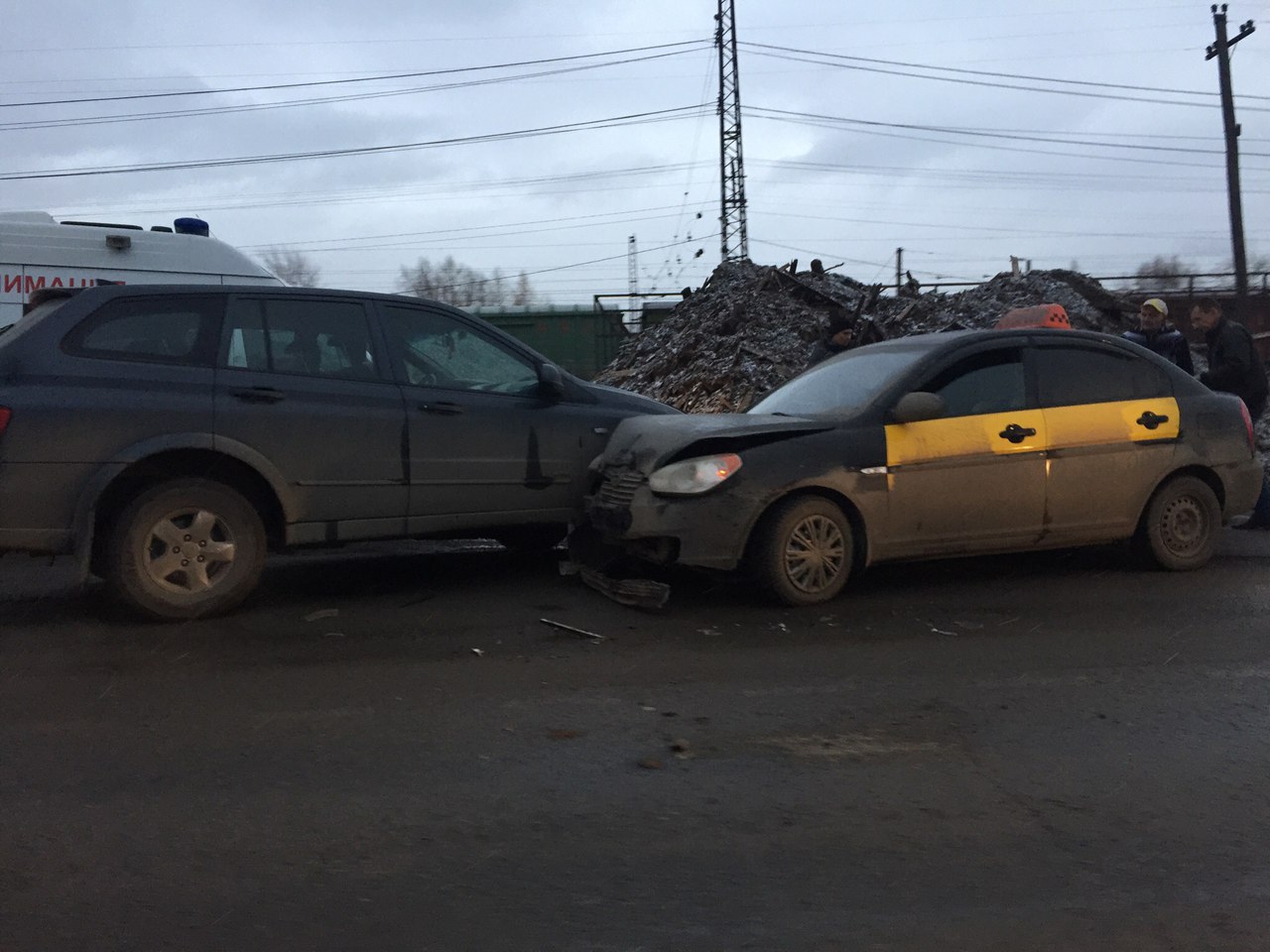 В Перми на улице Васильева такси столкнулось с иномаркой