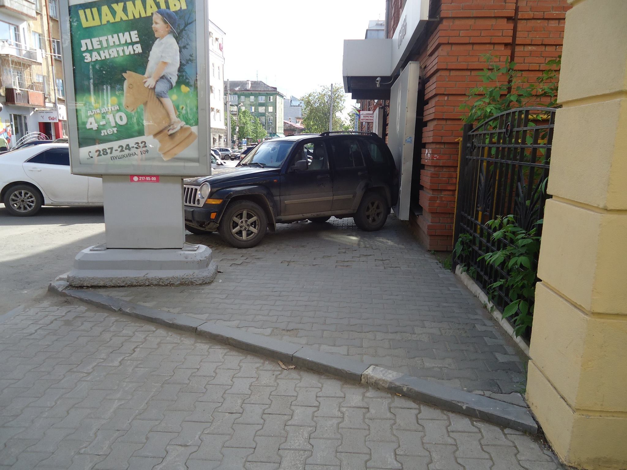 В центре Перми внедорожник без водителя врезался в бутик