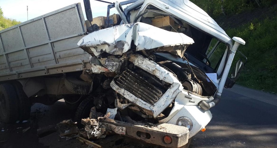 На трассе Пермь-Екатеринбург столкнулись два грузовика – один человек погиб
