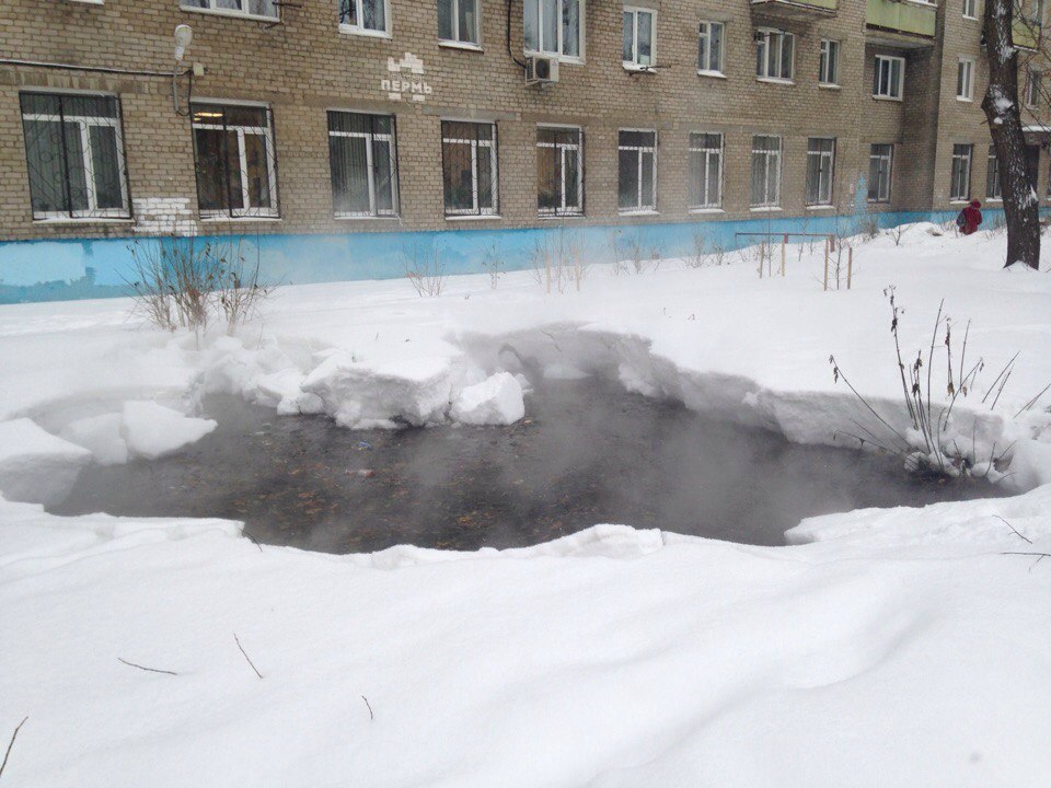 В Перми топит горячей водой площадку у детской больницы на ул. Екатерининской