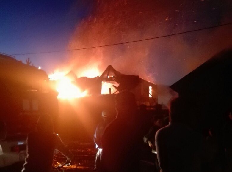 В Прикамье МЧС озвучило предварительную причину возгорания жилых домов на ул. Январской в Орджоникидзевском районе