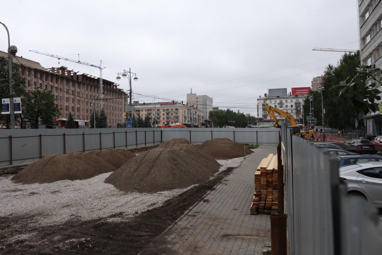 Павильон зазаборный: несмотря на заявление Минкульта, строительство павильона возле отеля «Прикамье» продолжается