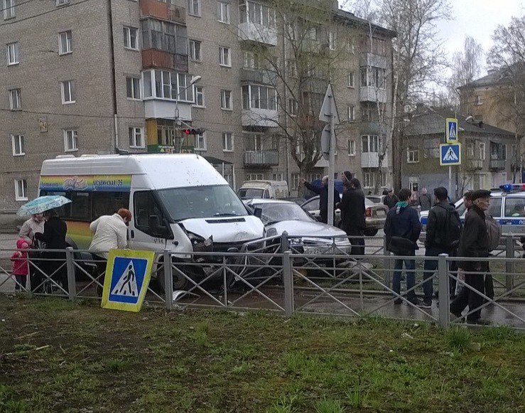 В Перми столкнулись микроавтобус и «десятка»: пострадал пешеход