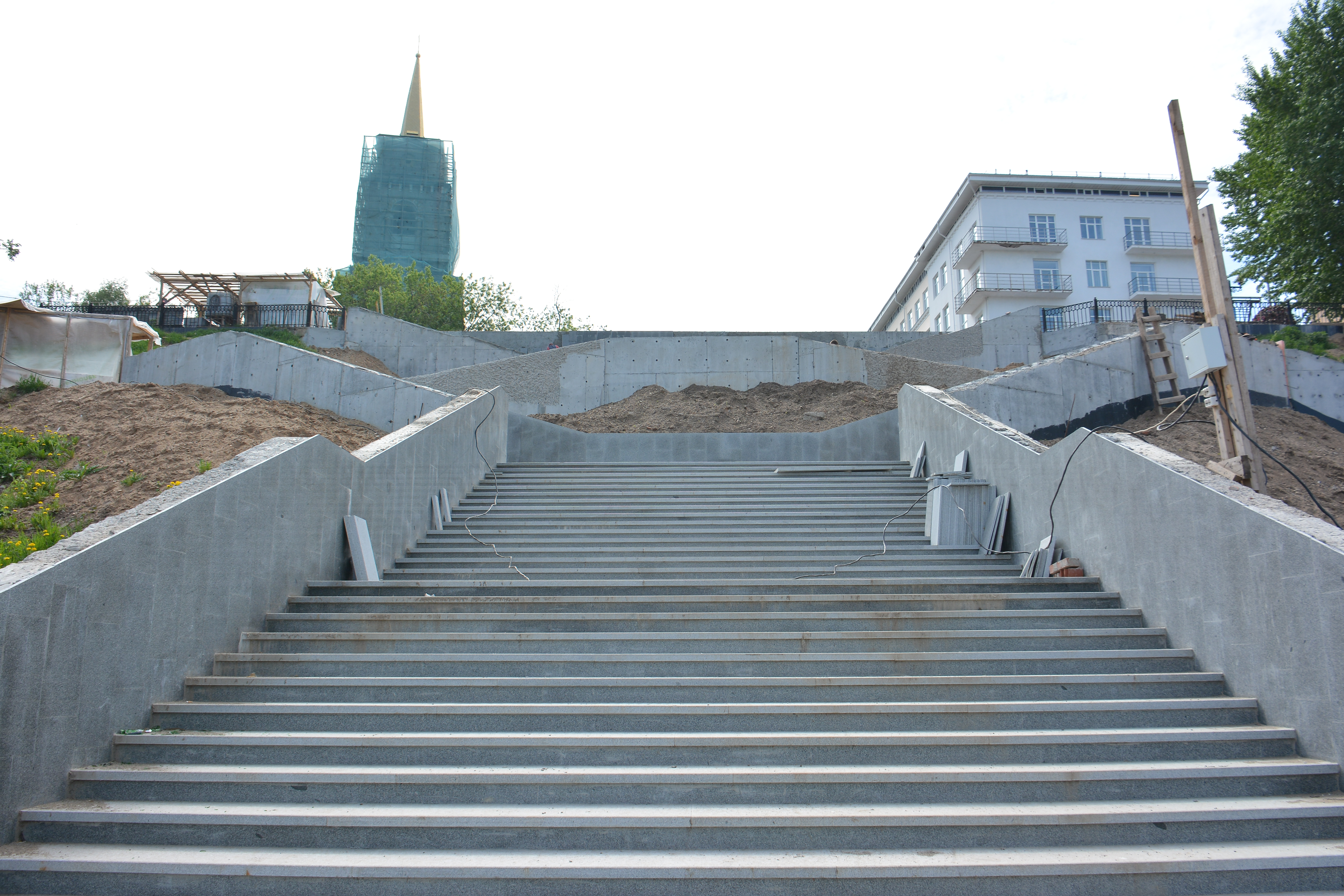 На реконструируемой набережной подрядчик установил основание центральной лестницы-спуска
