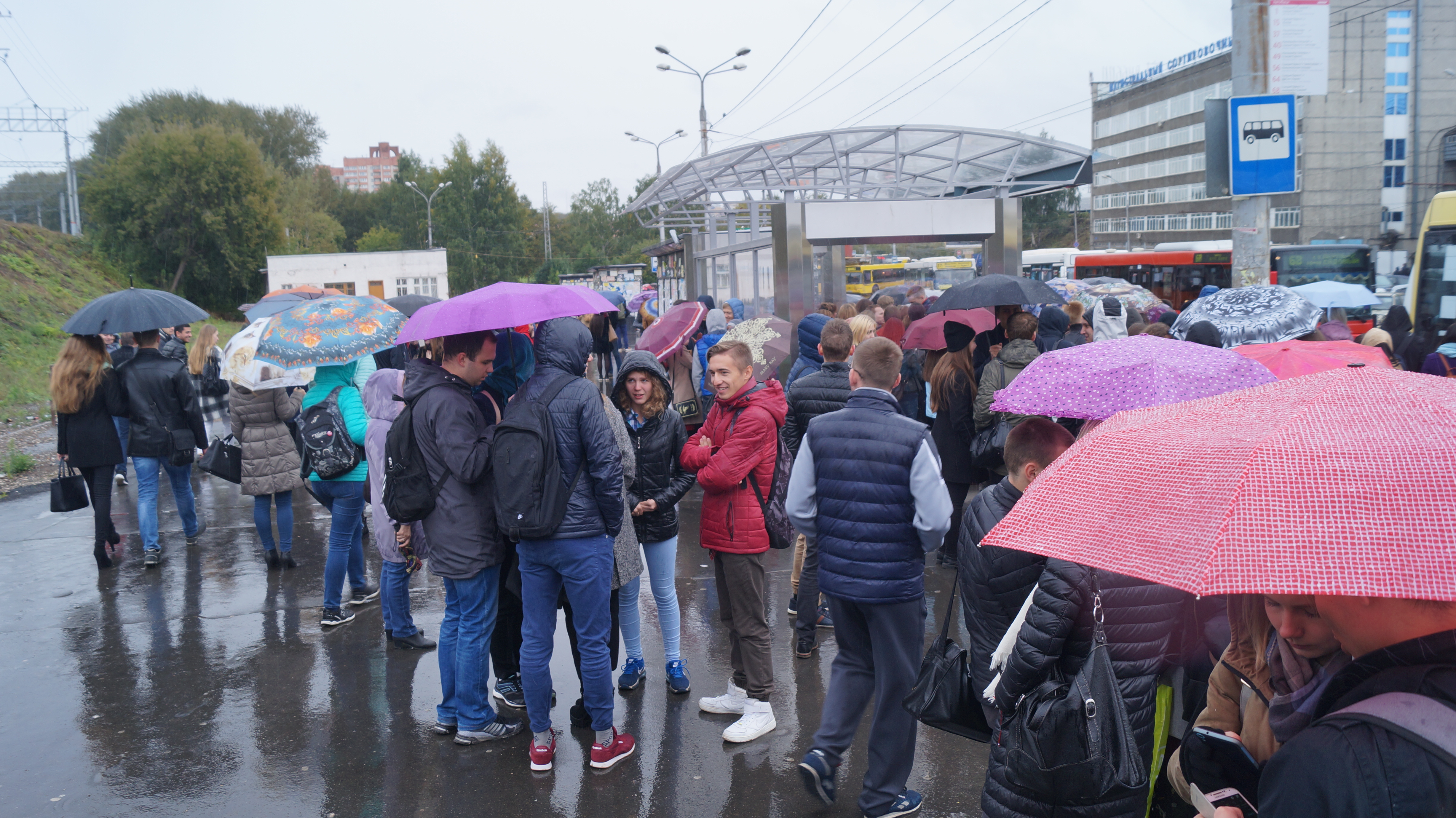 В Перми из-за сообщения о взрывном устройстве эвакуируют людей из госуниверситета