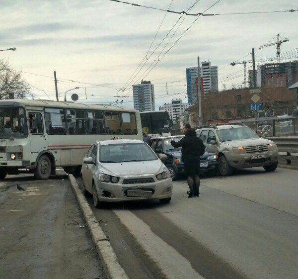 ​В Перми  столкнулись три легковушки, движение на трассе остановилось