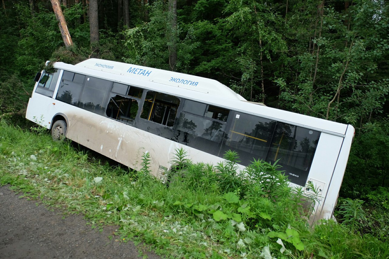 ​В Перми пассажирский автобус вылетел в кювет: есть пострадавшие