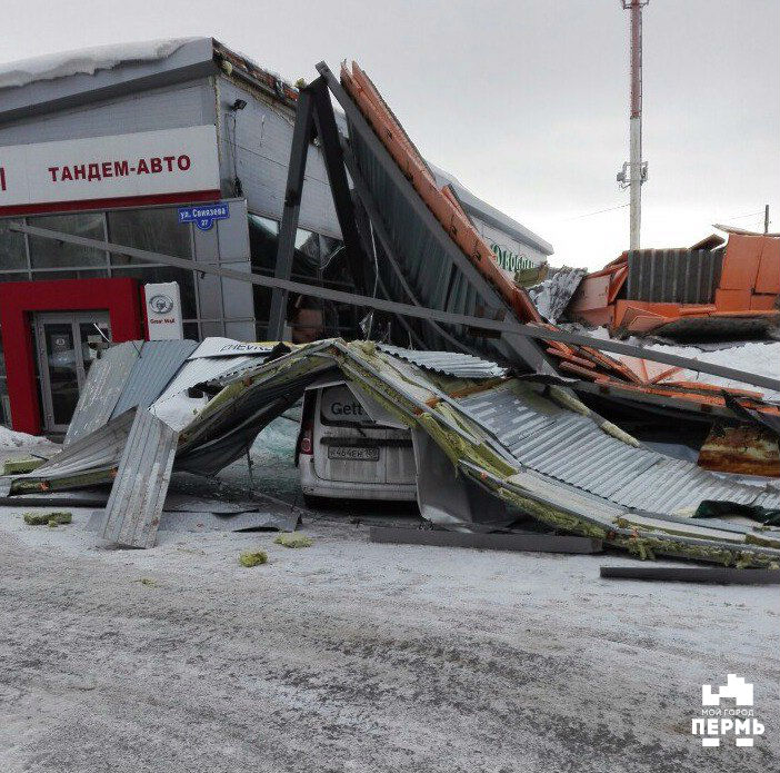 В Перми обрушилась крыша пристроя рядом с автосалоном