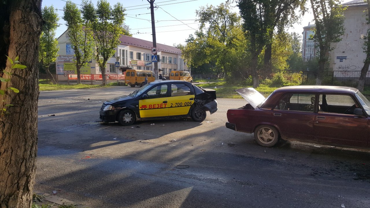 ​В Перми в ДТП с такси пострадали два человека