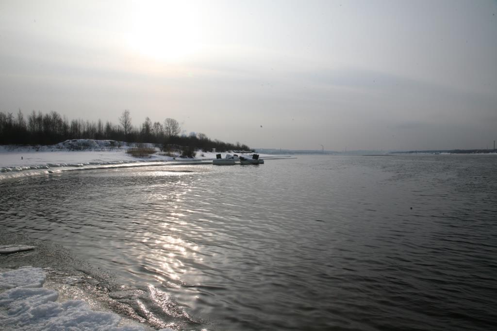 В Перми спасатели сняли со льда на Каме семерых детей