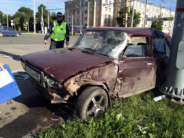 Ночью в Перми водитель в нетрезвом состоянии пытался скрытся от полиции и попал в аварию