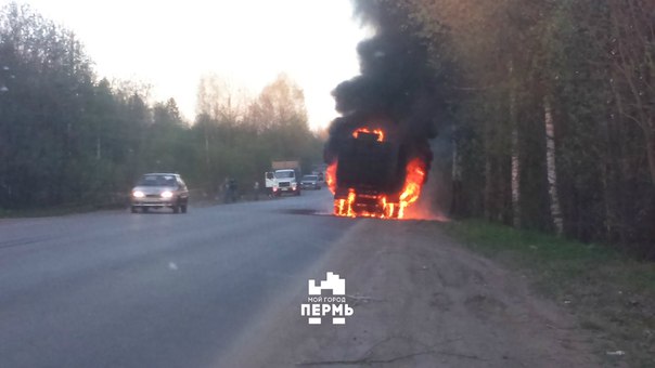 На дороге Пермь-Жебреи загорелся мусоровоз