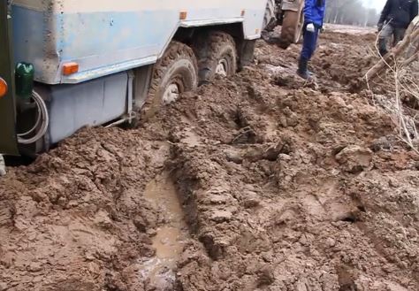 Автомобиль с главой Добрянского района застрял в грязи во время выездного совещания