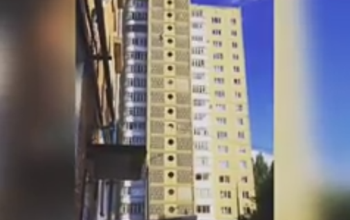 ​В Перми мужчина спустился по стене 17-этажки без страховки