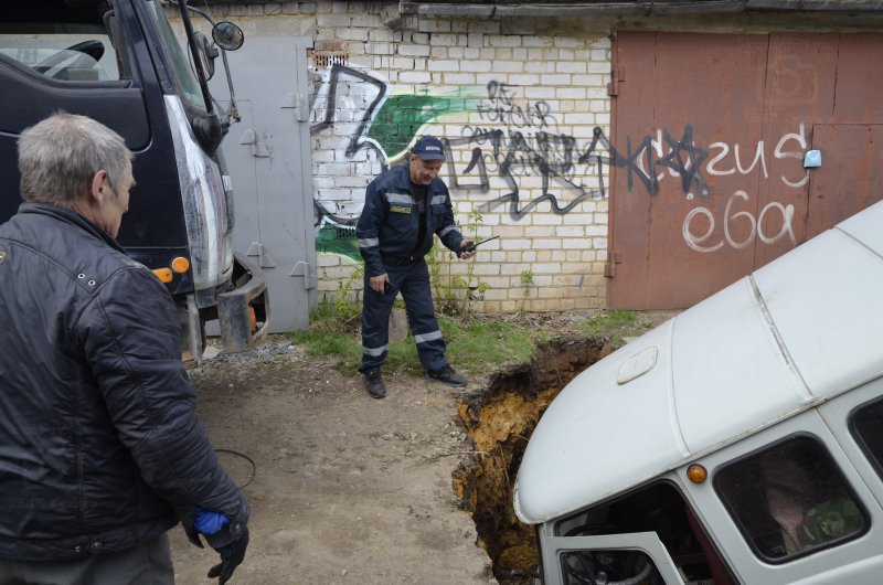 Вытаскивали краном: в Кунгуре автомобиль УАЗ провалился под землю