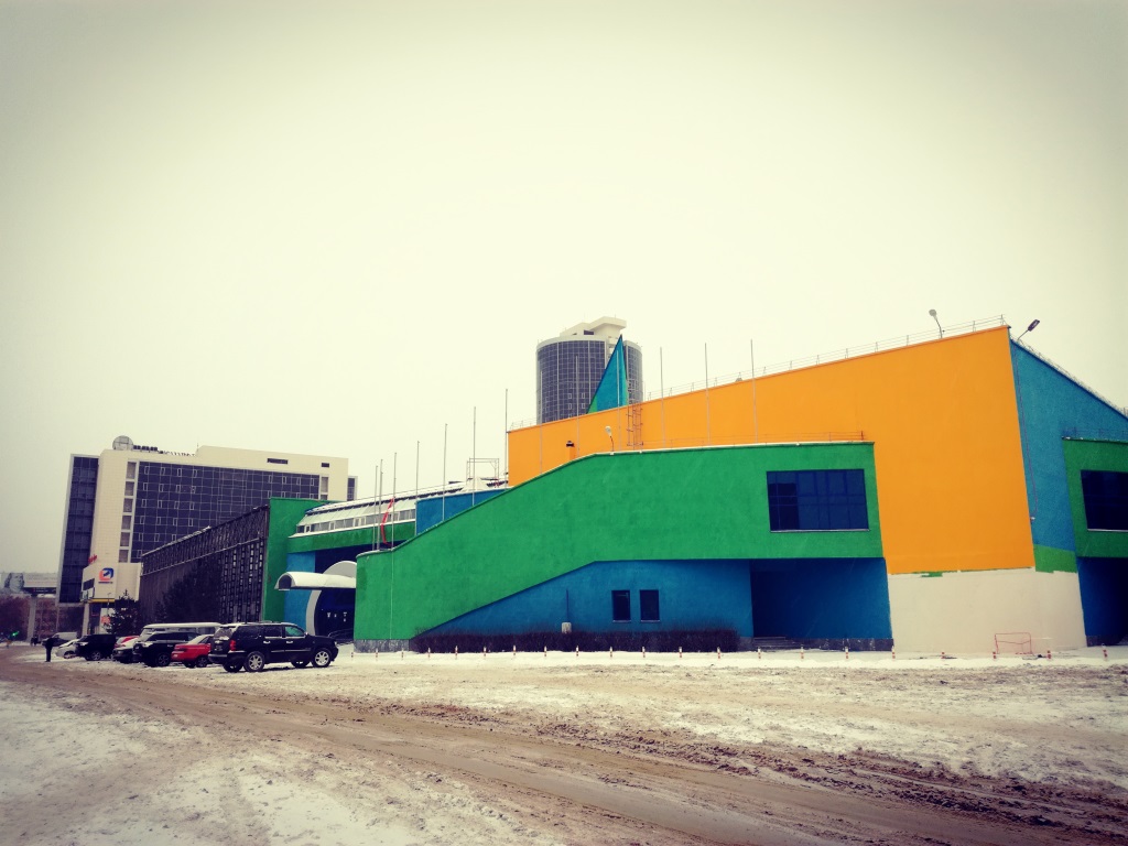 Здание «Пермской ярмарки» перекрашивают в желто-синий цвет перед открытием гипермаркета «Лента»
