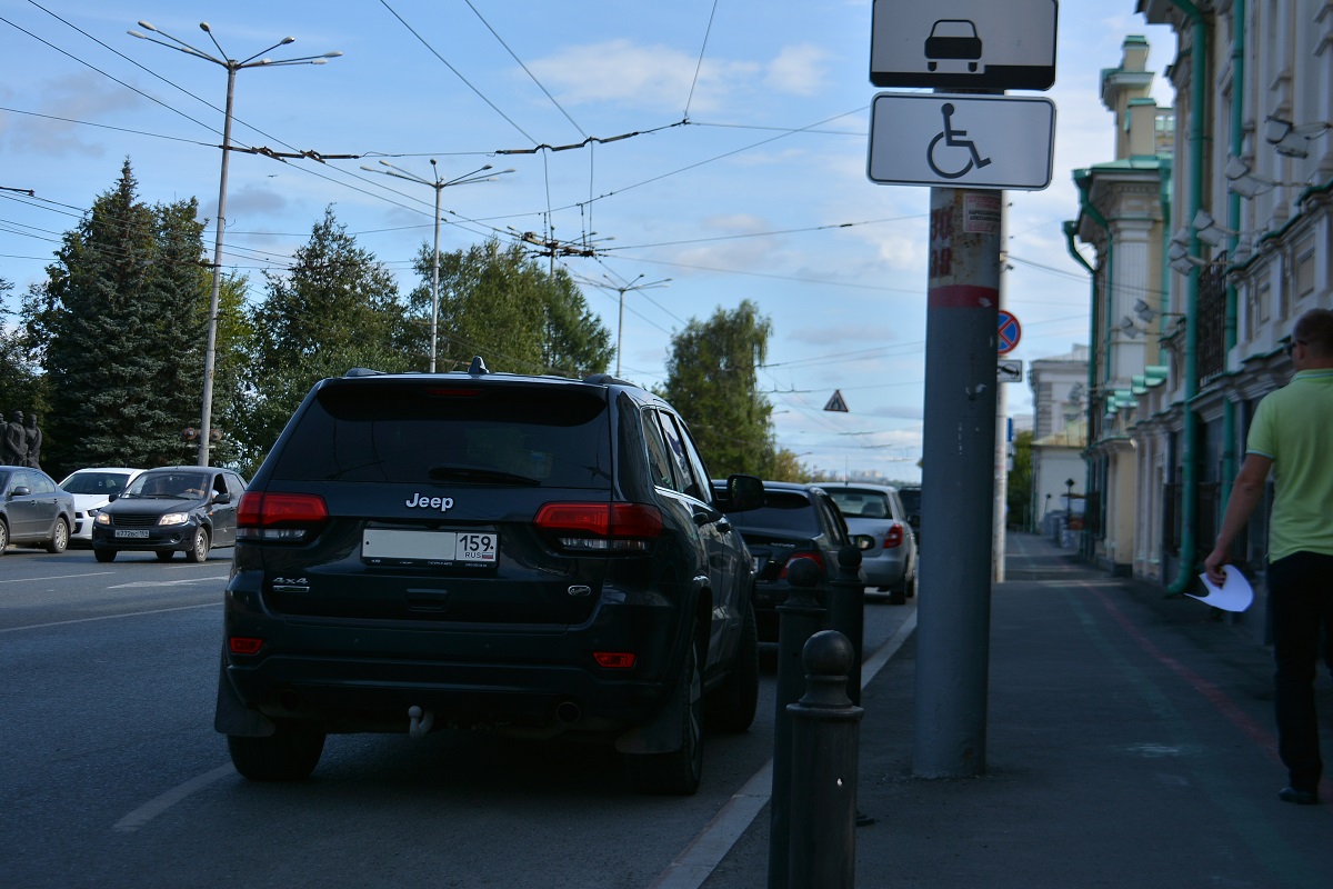 В центре Перми знаки парковки для инвалидов продублировали разметкой