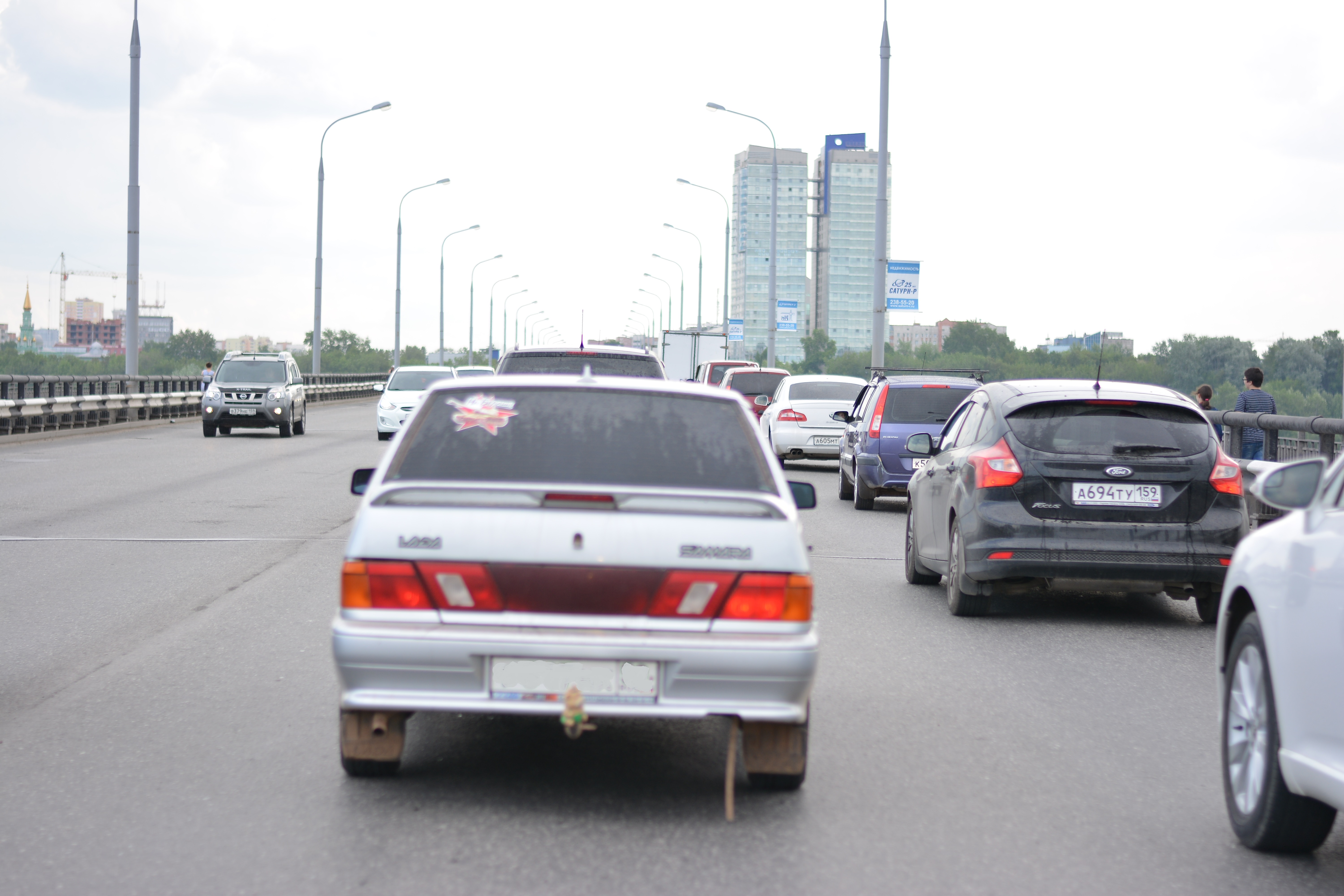 Из-за ДТП на Коммунальном мосту в Перми образовалась пробка