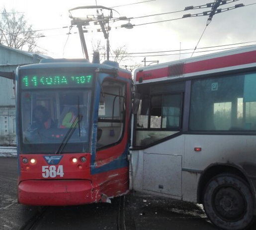 ​В Перми автобус нелегального маршрута столкнулся с трамваем