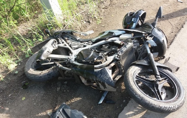 В Перми мотоциклист без прав врезался в спецмашину