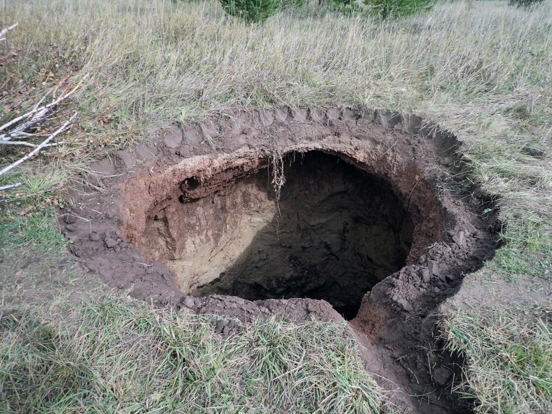 В Кунгурском районе Прикамья образовался провал грунта глубиной с пятиэтажный дом