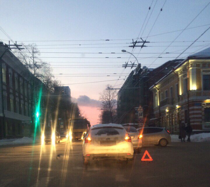 В центре Перми наблюдается серьезная пробка из-за тройного ДТП