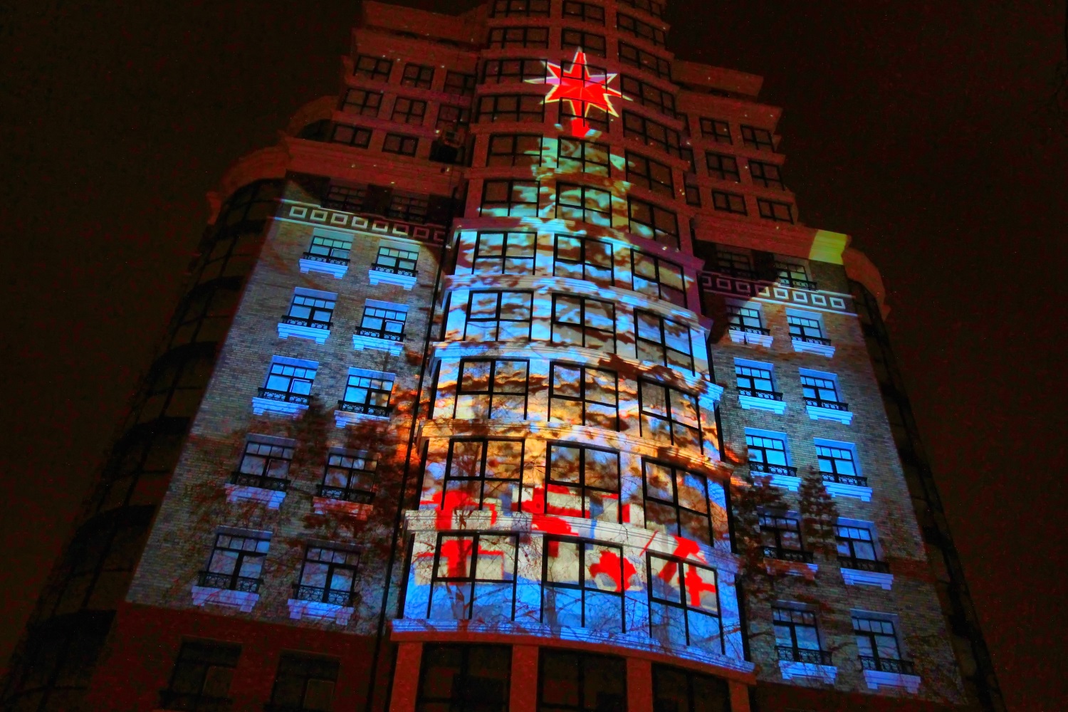 Пермяки увидели световое шоу на фасаде новостройки на Луначарского