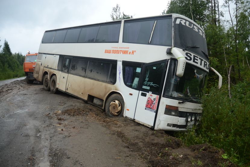 Из-за размытой дороги рейсовый автобус Пермь-Кочево съехал в кювет
