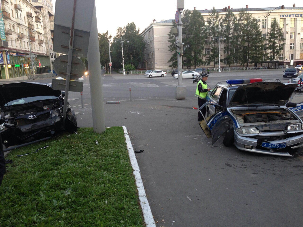 В Перми патрульная машина ГИБДД, преследуя нарушителя, попала в аварию