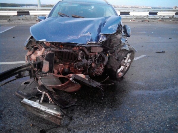 ​Пассажир иномарки после ДТП упал с Красавинского моста и остался жив