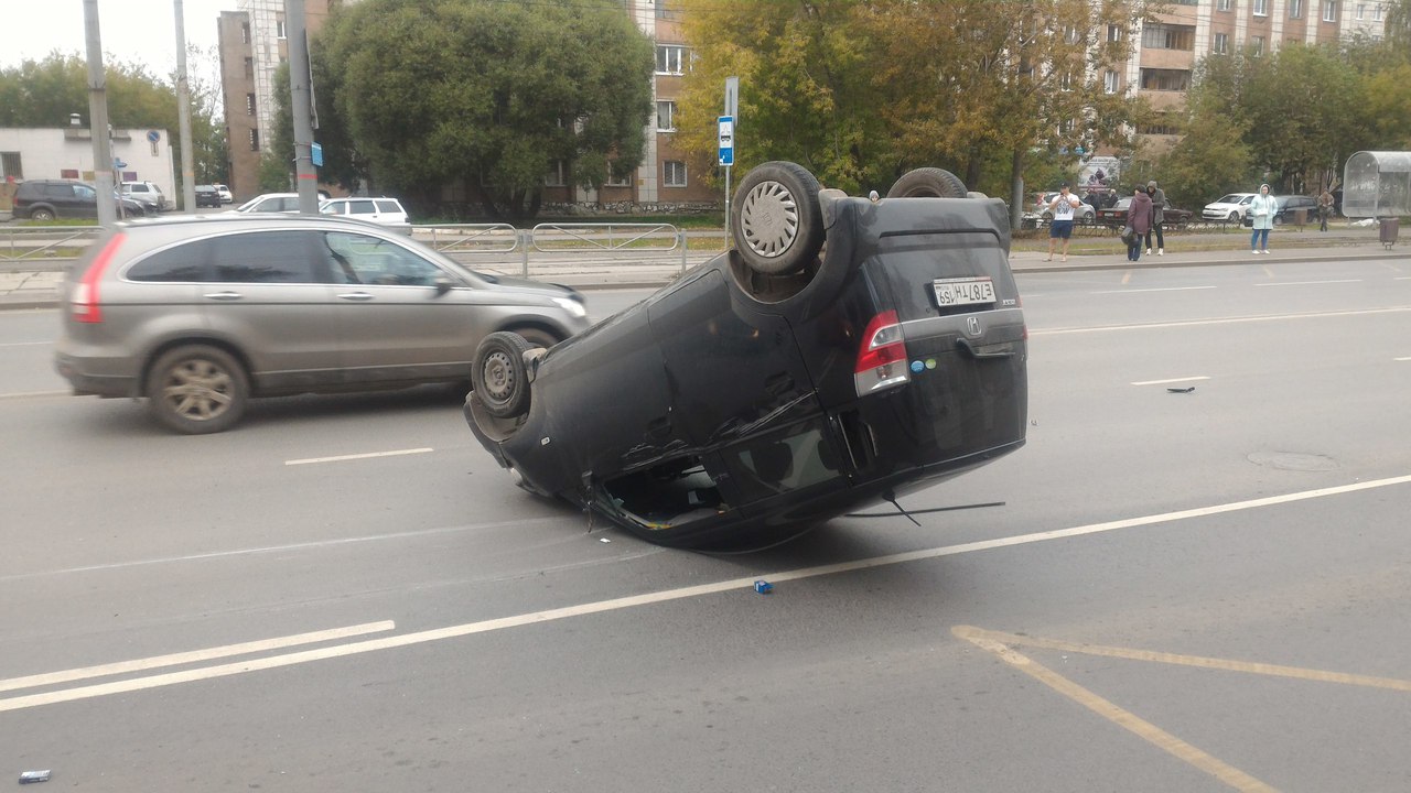 ДТП в Мотовилихинском районе: после ДТП перевернулась иномарка