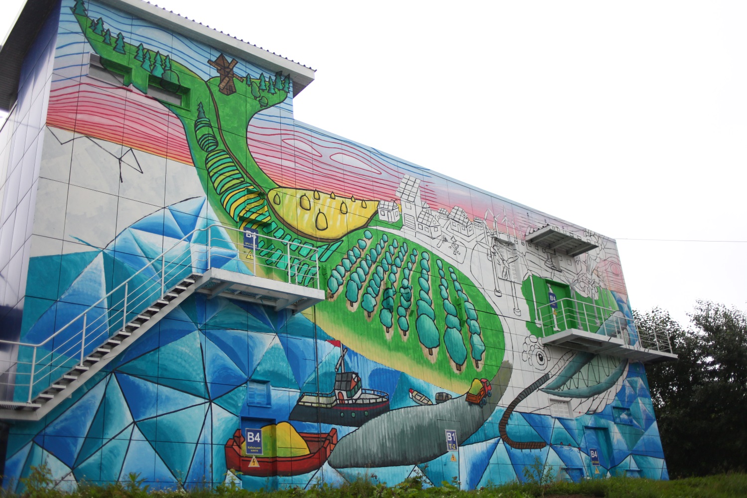 Стрит-арт художники заканчивают работу над рисунком «Рыба-кит» у коммунального моста
