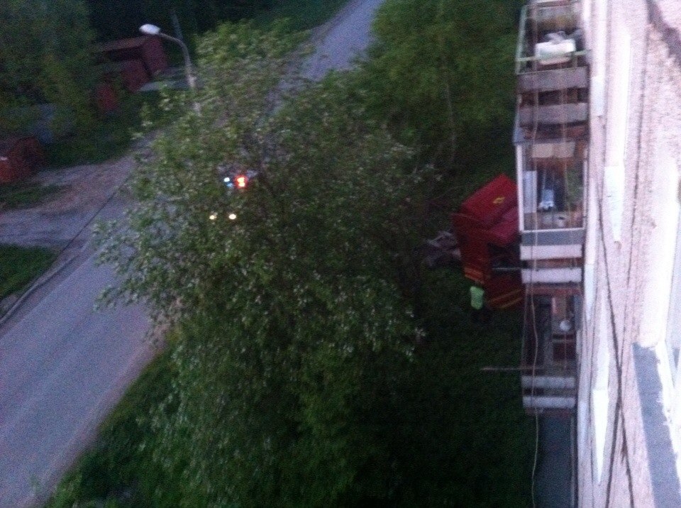 В Орджоникидзевском районе тягач врезался в жилой дом