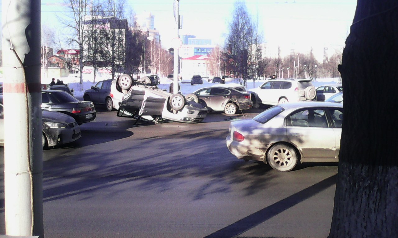 В центре Перми на ул.Ленина перевернулся автомобиль
